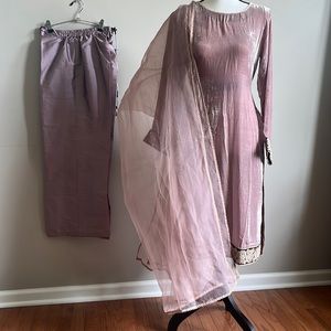 Pakistani, Indian 3 piece outfit with shirt, trousers and dupatta. Small/Medium